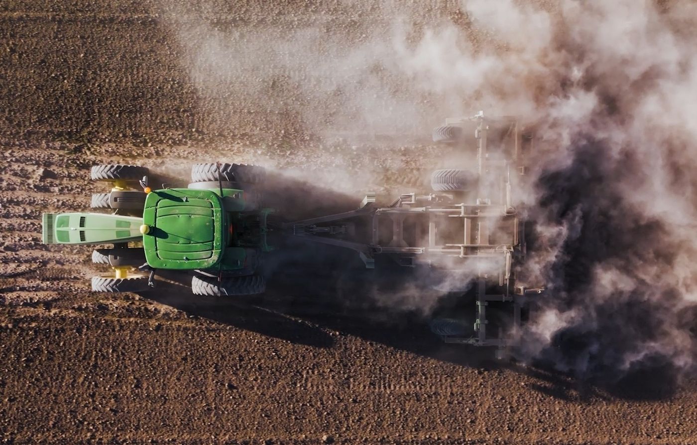 APEX Hyperdisc T Series working a field with a dust plume